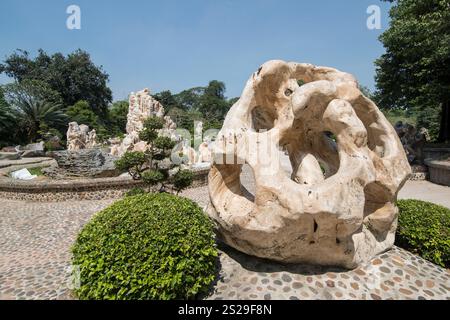 Eine steinerne Skulptur an der Millionen Jahre Stein Garten in der Nähe der Stadt Pattaya in der Provinz Chonburi in Thailand. Thailand, Pattaya, November 2018 Stockfoto