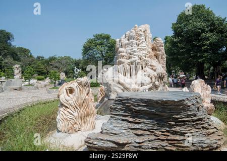 Eine steinerne Skulptur an der Millionen Jahre Stein Garten in der Nähe der Stadt Pattaya in der Provinz Chonburi in Thailand. Thailand, Pattaya, November 2018 Stockfoto