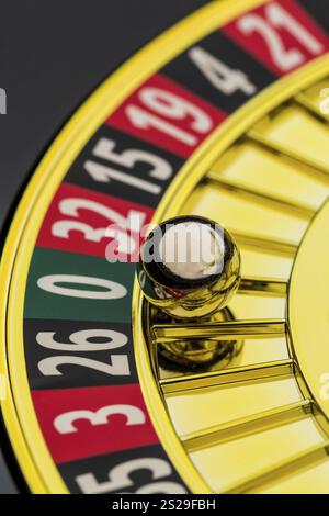 Der Zylinder eines Roulette-Glücksspiels in einem Casino. Gewinnen und Verlieren wird durch Zufall entschieden. Zahl Null, alle verloren Stockfoto