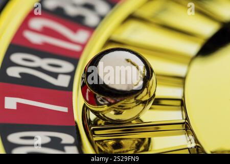 Der Zylinder eines Roulette-Glücksspiels in einem Casino. Gewinnen und Verlieren wird durch Zufall entschieden. Österreich Stockfoto