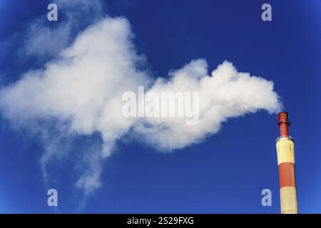 Schornstein einer Industrieanlage mit Rauch. Symbolisches Foto für Umweltschutz und Ozon Stockfoto