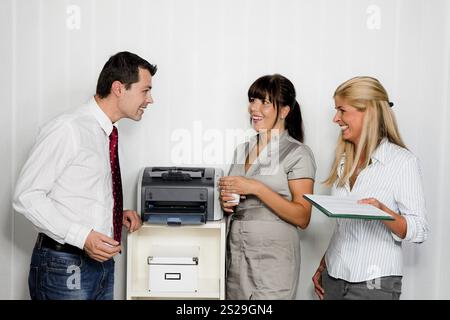 Gespräch zwischen mehreren Mitarbeitern in einem Büro Stockfoto