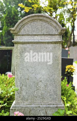 Der Grabstein eines Grabes auf einem Friedhof zum Gedenken an den Verstorbenen Stockfoto