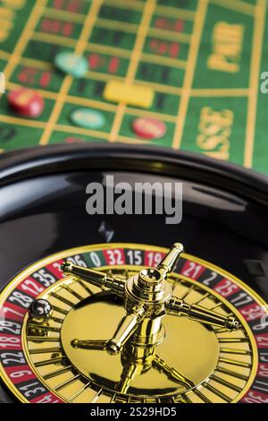 Der Zylinder eines Roulette-Glücksspiels in einem Casino. Gewinnen und Verlieren wird durch Zufall entschieden. Österreich Stockfoto