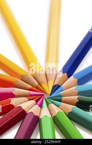 Viele Buntstifte auf weißem Hintergrund. Österreich Stockfoto