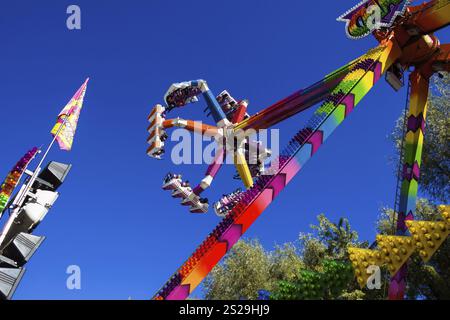 Fährt auf einem Volksfest. Atmosphäre und Nervenkitzel Stockfoto