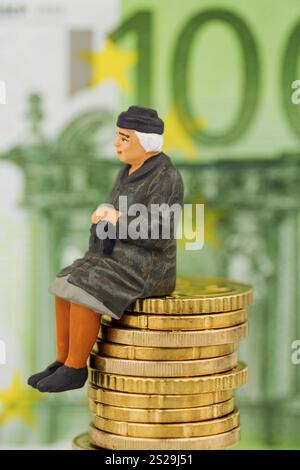 Rentner sitzt auf einem Haufen Geld, symbolisches Foto für Rente, Altersvorsorge, Alterssicherung Österreich Stockfoto
