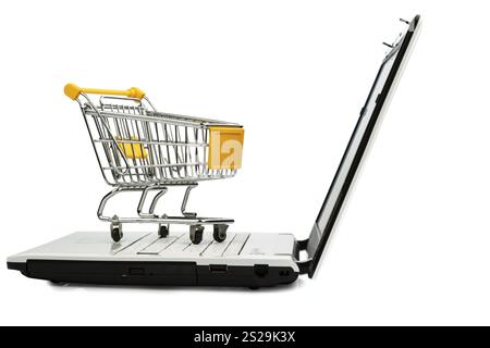 Einkaufswagen auf der Tastatur eines Laptops, symbolisches Foto für Online-Shopping und Verbraucherverhalten Stockfoto