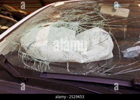 Eine defekte Windschutzscheibe und ein ausgelöster Airbag in einem Auto, das an einem Unfall in Österreich beteiligt war Stockfoto