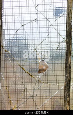 Ein Industriegebäude wird abgerissen. Krise und Wirtschaftsabschwung in der Industrie Stockfoto
