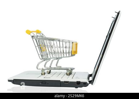 Ein leerer Einkaufswagen auf einem Laptop. Symbolfoto zum Einkaufen im Internet Österreich Stockfoto