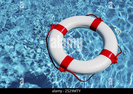 Ein Rettungsreifen schwimmt in einem Pool. Symbolisches Foto für Rettung und Krisenmanagement während der Finanz- und Bankenkrise. Österreich Stockfoto