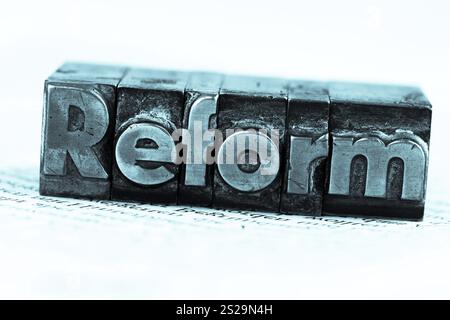 Das Wort Reform steht in Leitbuchstaben. Symbolisches Foto für schnelle Korrespondenz Österreich Stockfoto