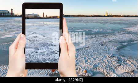 Travel Concept - touristische Fotografien von gefrorenen Fluss Newa und Landzunge der Insel Vasilyevsky mit Rostralen Spalte und Alte Börse Gebäude in Saint Stockfoto