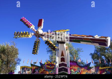 Fährt auf einem Volksfest. Atmosphäre und Nervenkitzel Stockfoto