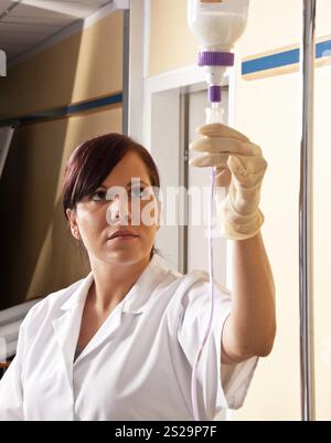 Eine Krankenschwester gibt einem Patienten eine Infusion Österreich Stockfoto