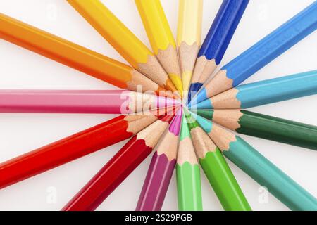 Viele Buntstifte auf weißem Hintergrund, viele Buntstifte auf weißem Hintergrund Österreich Stockfoto