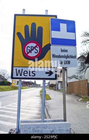 Verkehrszeichen für Navigationssysteme. Keine Wendemöglichkeit für Lastwagen. Irreführendes Navigationssystem. Österreich Stockfoto
