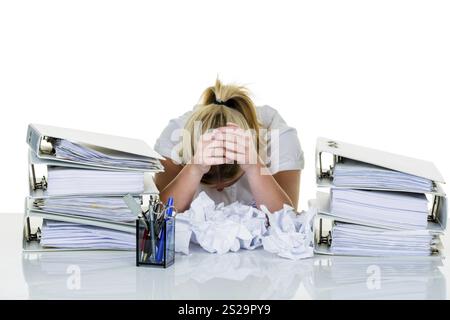 Die junge Frau im Büro ist von der Arbeit überwältigt. Burnout-Syndrom bei Arbeit oder Studium. Österreich Stockfoto