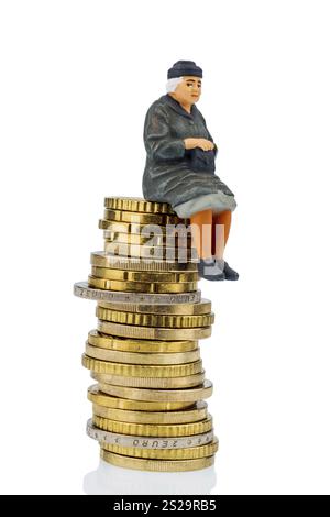 Rentner sitzt auf einem Haufen Geld, symbolisches Foto für Renten, Altersvorsorge, Alterssicherung Österreich Stockfoto