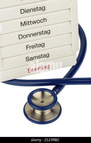 Tablettenspender und Stethoskop, symbolisches Foto für Therapie, Verordnung und Herzinfarkt Stockfoto