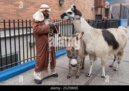 New York, USA. Januar 2025. Atmosphäre während der 47. Jährlichen drei Könige-Tag-Parade des El Museo del Barrio Museum in East Harlem in New York am 6. Januar 2025. Der Three Kings Day ist ein beliebter Feiertag in lateinamerikanischen Gemeinden und East Harlem ist die Heimat vieler Einwanderer aus Lateinamerika. (Foto: Lev Radin/SIPA USA) Credit: SIPA USA/Alamy Live News Stockfoto