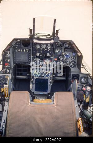 Block 15 F-16 hatte „Dampfmesser“-Instrumententafeln oder runde Augen. Die einzigen Überraschungen für einen Kampfflugzeuge aus der Zeit des Zweiten Weltkriegs wären das HUD (Heads Up Display) und ein einzelnes monochromes RADARDISPLAY/Multifunktionsdisplay. Obwohl das HUD ein sehr enges Sichtfeld hatte, präsentierte es alle Informationen, die für den Instrumentenflug und den Einsatz von Waffen benötigt werden. Schnelle Software- und Anzeigeverbesserungen machen dieses Gerät sehr antikal. Besonders im Vergleich zu neuen Cockpit-Anordnungen aus Kampfflugglas. Stockfoto