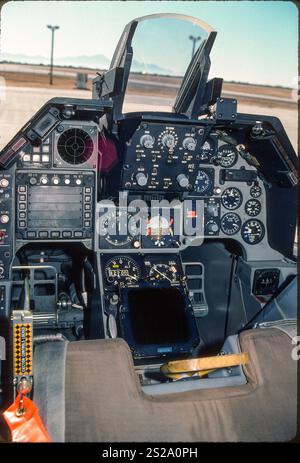 Block 15 F-16 hatte „Dampfmesser“-Instrumententafeln oder runde Augen. Die einzigen Überraschungen für einen Kampfflugzeuge aus der Zeit des Zweiten Weltkriegs wären das HUD (Heads Up Display) und ein einzelnes monochromes RADARDISPLAY/Multifunktionsdisplay. Obwohl das HUD ein sehr enges Sichtfeld hatte, präsentierte es alle Informationen, die für den Instrumentenflug und den Einsatz von Waffen benötigt werden. Schnelle Software- und Anzeigeverbesserungen machen dieses Gerät sehr antikal. Besonders im Vergleich zu neuen Cockpit-Anordnungen aus Kampfflugglas. Stockfoto