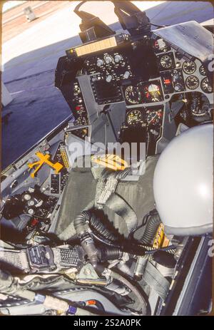 Cockpit der F-16A auf 5-Minuten-Alarm. Pilotenhelm am rechten Schutzdach, Fallschirmgeschirr bereits mit Sitz verbunden. Stockfoto