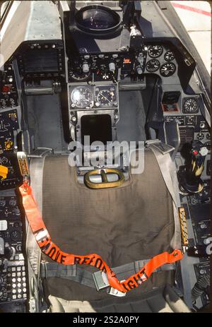 Block 15 F-16 hatte „Dampfmesser“-Instrumententafeln oder runde Augen. Die einzigen Überraschungen für einen Kampfflugzeuge aus der Zeit des Zweiten Weltkriegs wären das HUD (Heads Up Display) und ein einzelnes monochromes RADARDISPLAY/Multifunktionsdisplay. Obwohl das HUD ein sehr enges Sichtfeld hatte, präsentierte es alle Informationen, die für den Instrumentenflug und den Einsatz von Waffen benötigt werden. Schnelle Software- und Anzeigeverbesserungen machen dieses Gerät sehr antikal. Besonders im Vergleich zu neuen Cockpit-Anordnungen aus Kampfflugglas. Stockfoto