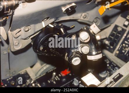 Drosselklappe und alle Feuersteuerungsschalter, die es hält. Stockfoto