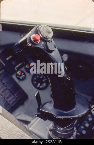 Kein völlig neues Konzept, aber HOTAS (Hands on Gas and Stick) war ein wichtiges Designziel für die F-16A. Mit dem HUD (Heads Up Display) und allen notwendigen Feuersteuerungsschaltern am Gas- und Seitenschieber musste ein Viper-Pilot nicht kopfüber nach unten gehen, um Waffen einzusetzen. Dies sind Block 15 Drosselklappe und Stiel, etwas primitiv im Vergleich zu Stromsteuerungen. Stockfoto