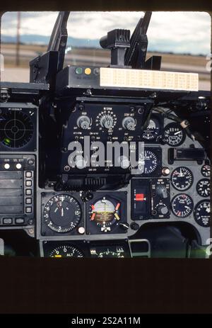 Block 15 F-16 hatte „Dampfmesser“-Instrumententafeln oder runde Augen. Die einzigen Überraschungen für einen Kampfflugzeuge aus der Zeit des Zweiten Weltkriegs wären das HUD (Heads Up Display) und ein einzelnes monochromes RADARDISPLAY/Multifunktionsdisplay. Obwohl das HUD ein sehr enges Sichtfeld hatte, präsentierte es alle Informationen, die für den Instrumentenflug und den Einsatz von Waffen benötigt werden. Schnelle Software- und Anzeigeverbesserungen machen dieses Gerät sehr antikal. Besonders im Vergleich zu neuen Cockpit-Anordnungen aus Kampfflugglas. Stockfoto