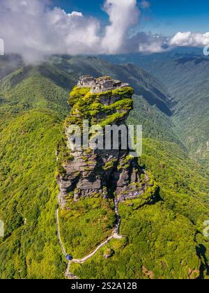 Fanjingshan China : Fanjingshan neue Goldgipfel-Landschaft und Talblick im Fanjing-Berg in Guizhou China, Drohnenbild Stockfoto