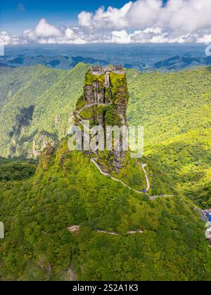 Panoramablick auf den Fanjingshan Berg mit Blick auf den Fanjing Berg und den neuen goldenen Gipfel mit buddhistischem Tempel auf der Spitze in Guizhou China Stockfoto