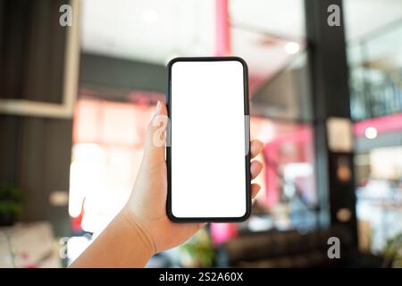 Frauenhände halten Handy und beobachten Social Media auf einem Smartphone. Social Network Konzept mit Smartphone. Stockfoto