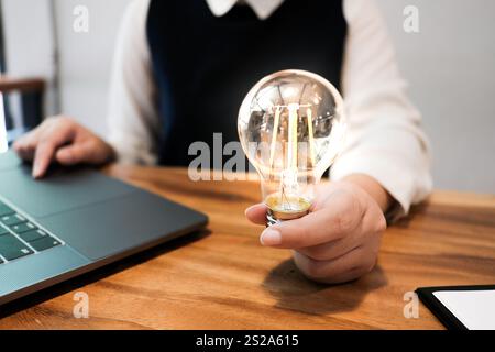 Kreative Idee Geschäftsfrauen halten Glühbirnen Konzept der Idee Technologie und Kreativität. Stockfoto