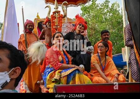 Haridwar, Uttarakhand, Indien - 15. April 2021: Hinduistische Transgender-Anhänger, die auf Kumbhmela auf Schahi-Snaan gehen. Stockfoto