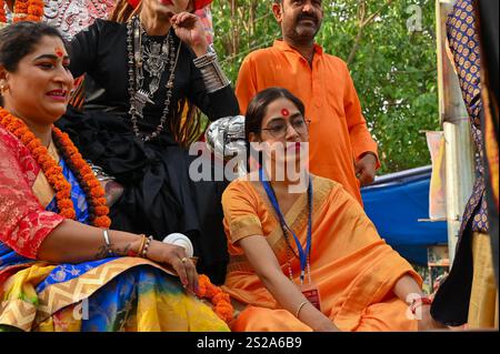 Haridwar, Uttarakhand, Indien - 15. April 2021: Hinduistische Transgender-Anhänger, die auf Kumbhmela auf Schahi-Snaan gehen. Stockfoto