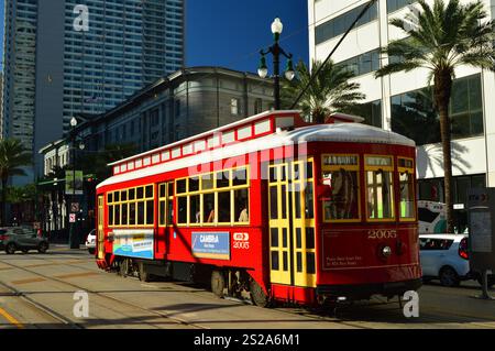 New Orleans, LA, USA, 8. Juni 2017 Eine rote Straßenbahn fährt durch die Straßen der Innenstadt von New Orleans und bringt Touristen und Pendler zu den Fren Stockfoto