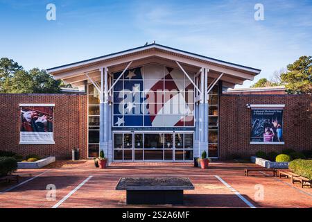 Williamsburg, VA USA - 18. Dezember 2017: Außenansicht des Colonial Williamsburg Regional Visitor Center in Williamsburg, Virginia. Stockfoto