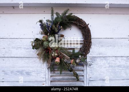 Williamsburg, VA USA - 18. Dezember 2017: Die Kolonialzeit Williamsburg ist mit festlichen natürlichen handgefertigten Dekorationen für die Feiertage dekoriert. Stockfoto