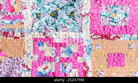 Background-quadratischen Muster von Patchwork Schal aus Seide Streifen und zerdrückten rosa Baumwollstoff genäht Stockfoto