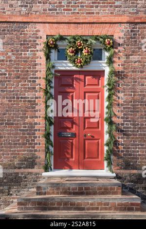 Williamsburg, VA USA - 18. Dezember 2017: George Wythe House and Gardens in Colonial Williamsburg dekoriert für die Feiertage. Stockfoto