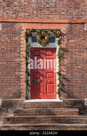 Williamsburg, VA USA - 18. Dezember 2017: George Wythe House and Gardens in Colonial Williamsburg dekoriert für die Feiertage. Stockfoto