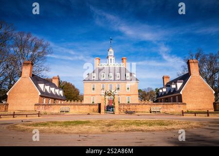 Williamsburg, VA USA - 18. Dezember 2017: Historischer Gouverneurspalast im Colonial Williamsburg für die Feiertage dekoriert. Stockfoto