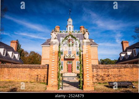 Williamsburg, VA USA - 18. Dezember 2017: Historischer Gouverneurspalast im Colonial Williamsburg für die Feiertage dekoriert. Stockfoto