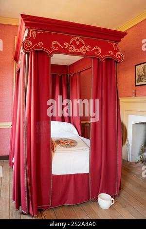 Williamsburg, VA USA - 18. Dezember 2017: Rotes Himmelbett im Schlafzimmer des Governors Palace in Colonial Williamsburg. Stockfoto