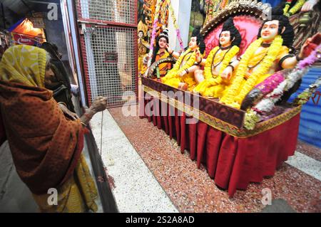 Ein hinduistischer Pilger betet in einem kleinen Tempel, der dem Herrn Rama in Ayodhya, Uttar Pradesh, Indien, gewidmet ist. Stockfoto