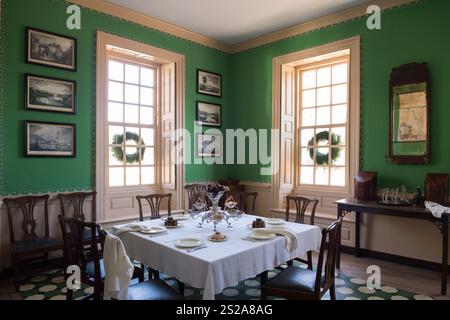 Williamsburg, VA USA - 18. Dezember 2017: Grüner Speisesaal im Governors Palace in Colonial Williamsburg. Stockfoto